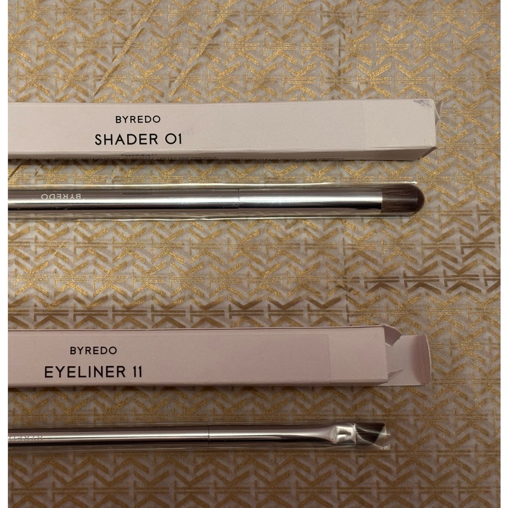 BYREDO SHADER 01 
BYREDO EYELINER 11 

Makeup Brush and Eyeliner Set - 

NEW